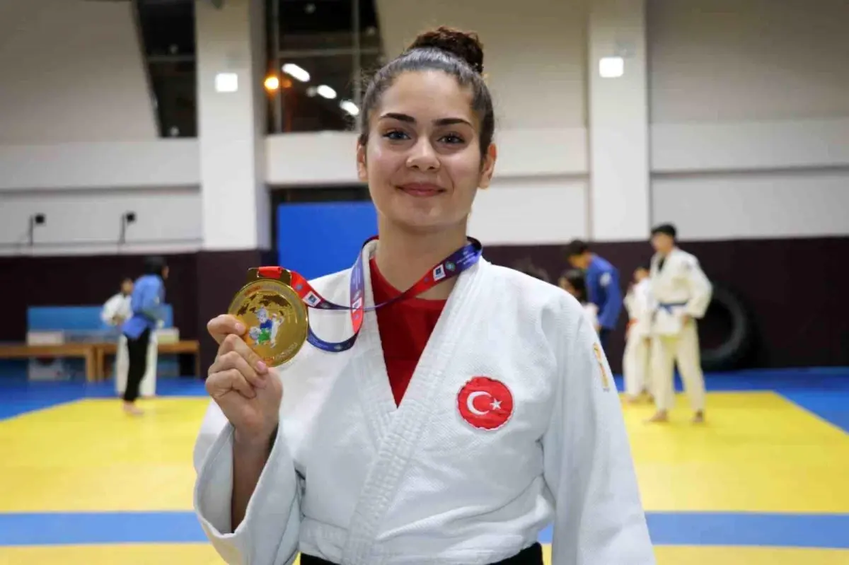 Vanlı sporcu Işıl Sinem Aydın, Moğolistan'da düzenlenen Dünya Şampiyonası'nda büyük