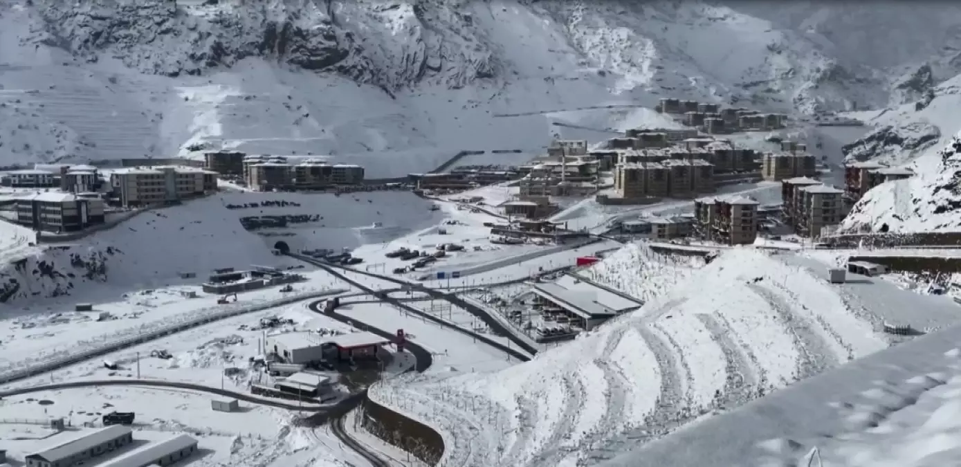Yusufeli ilçesi kışa merhaba dedi! Kar yağışının günlük hayata etkilerini,