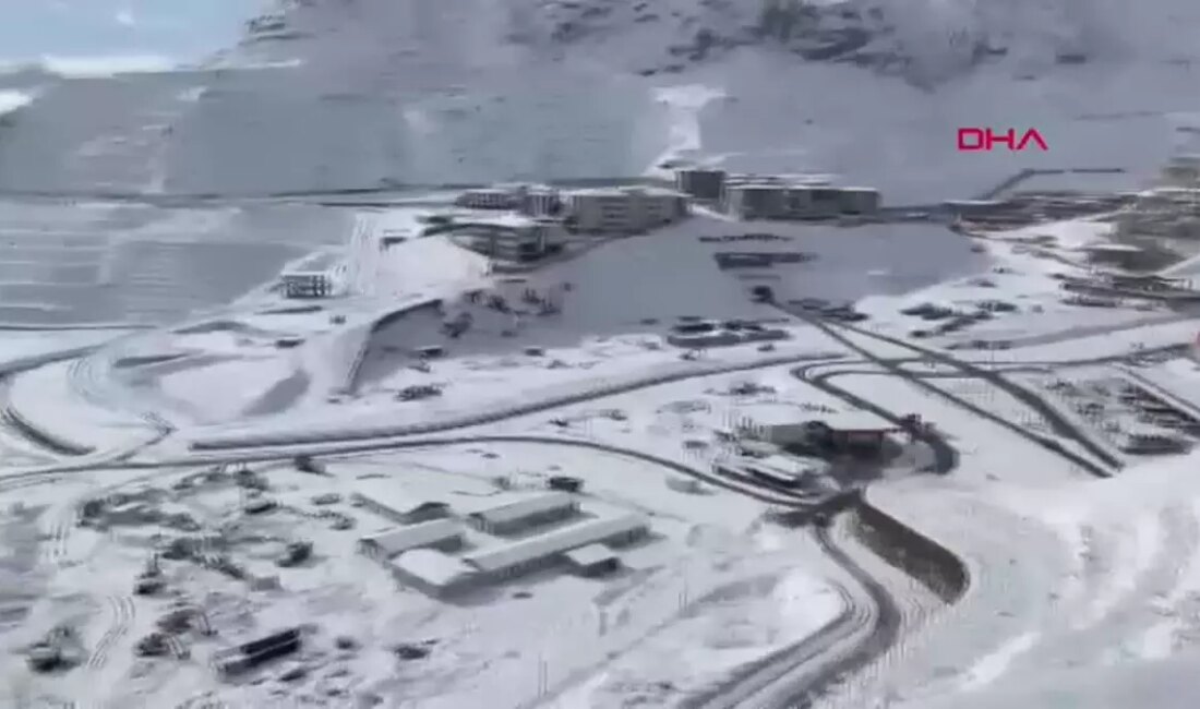 Yusufeli'nin yeni yerleşim yeri, kış mevsiminin etkisiyle beyaz bir örtüyle