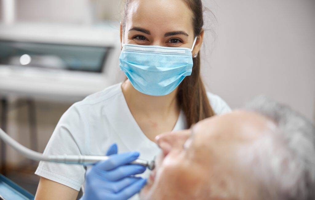 Üst çenedeki kemik yetersizliklerinde zigomatik implant çözüm olabilir mi? Uzmanlar