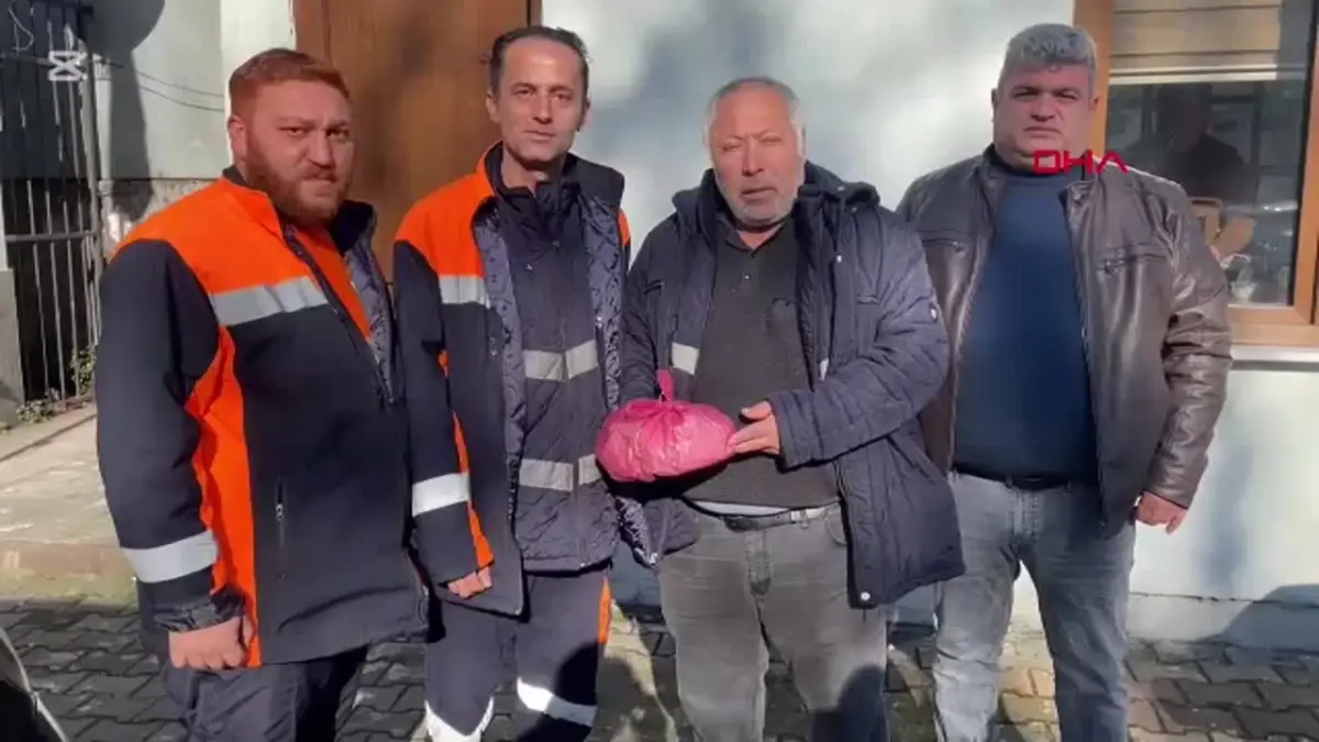 Zonguldak'ta temizlik işçileri, dürüstlükleriyle dikkat çekerek halkın takdirini topladı. Şehrin