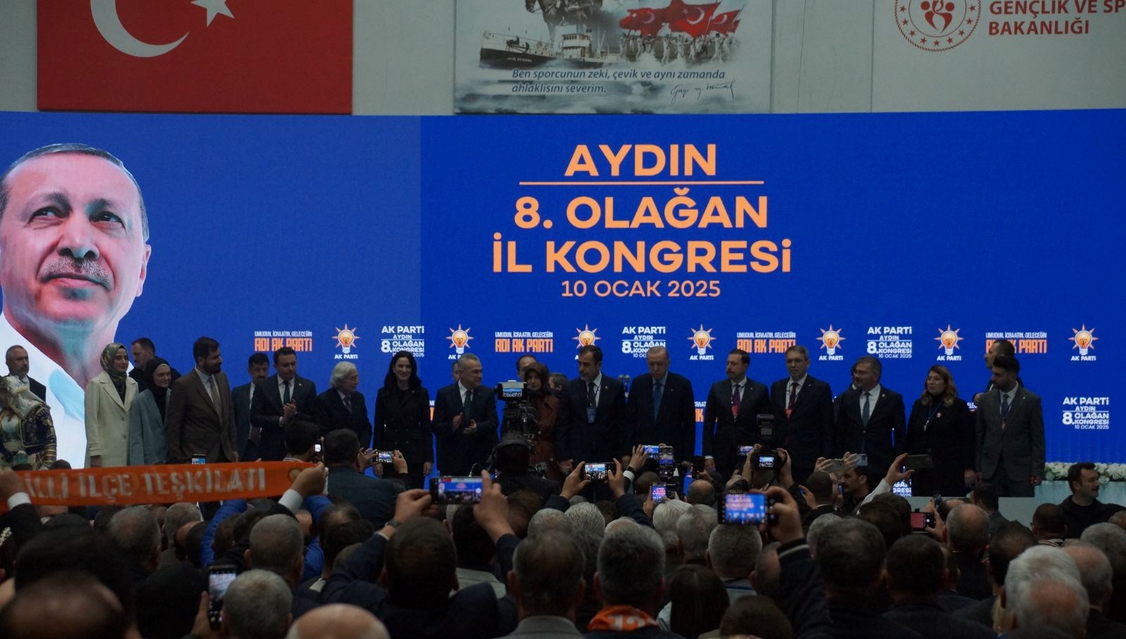 AK Parti Aydın İl Kongresi, coşkulu bir atmosferde gerçekleştirildi. Partinin