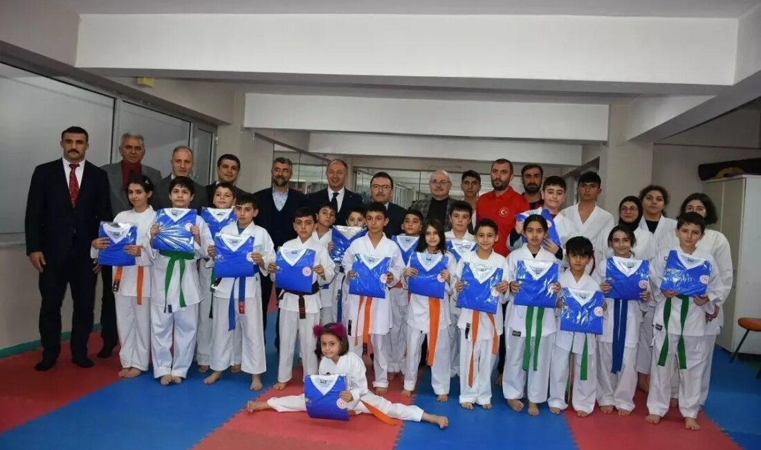 AK Parti kurmayları, sporculara moral ziyareti gerçekleştirerek destek verdiler. Bu
