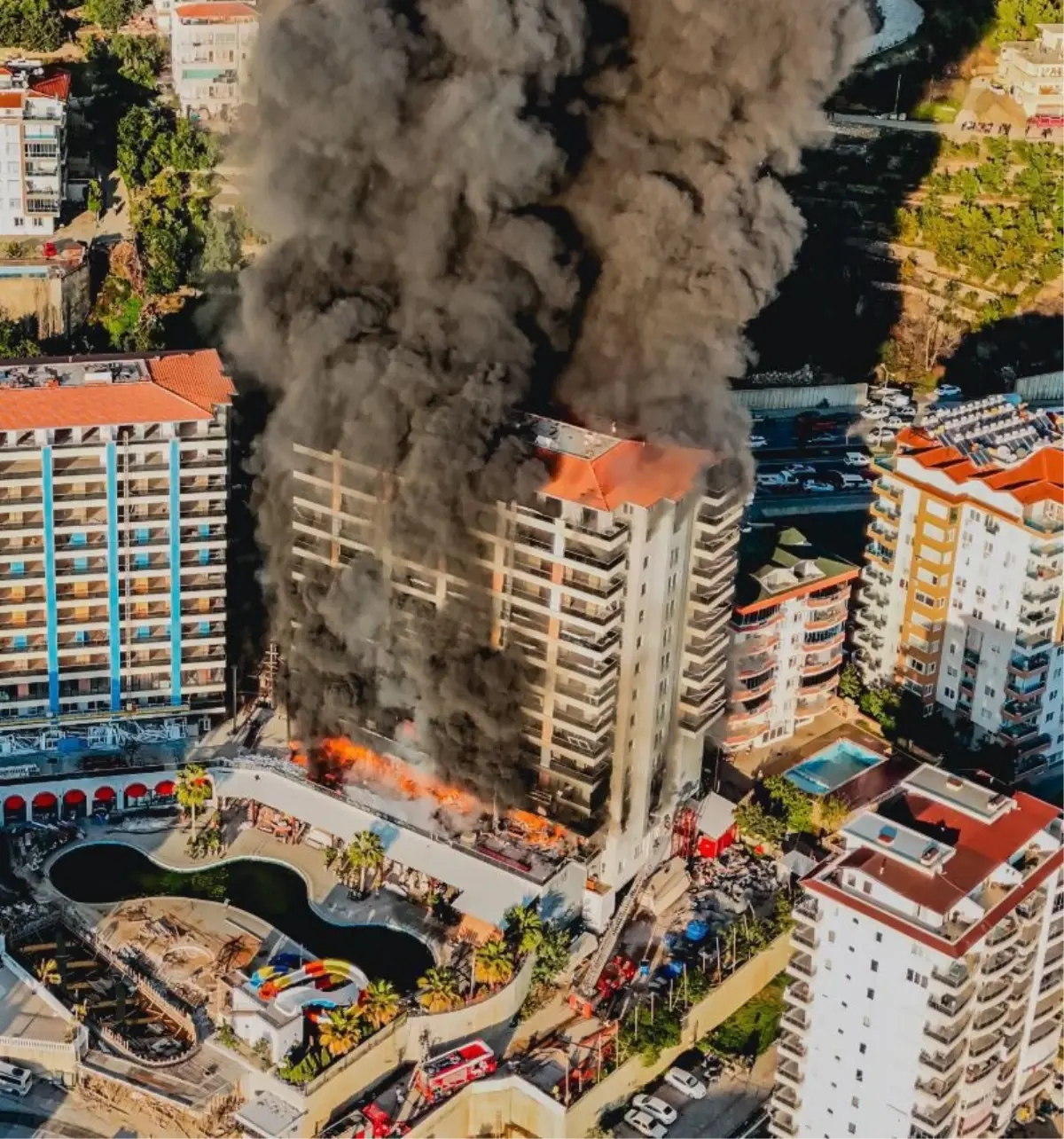 Alanya'da bir inşaat alanında meydana gelen yangında 4 işçi kurtarıldı.