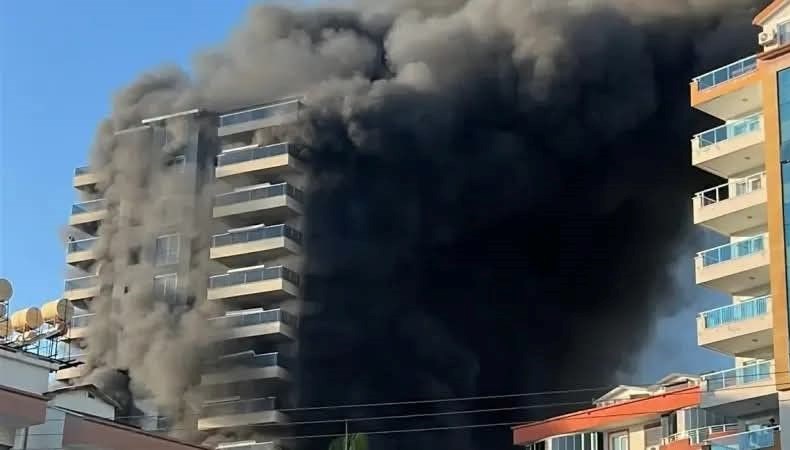 Alanya'da bir otel inşaatında çıkan büyük yangın, çevredeki alanlarda paniğe