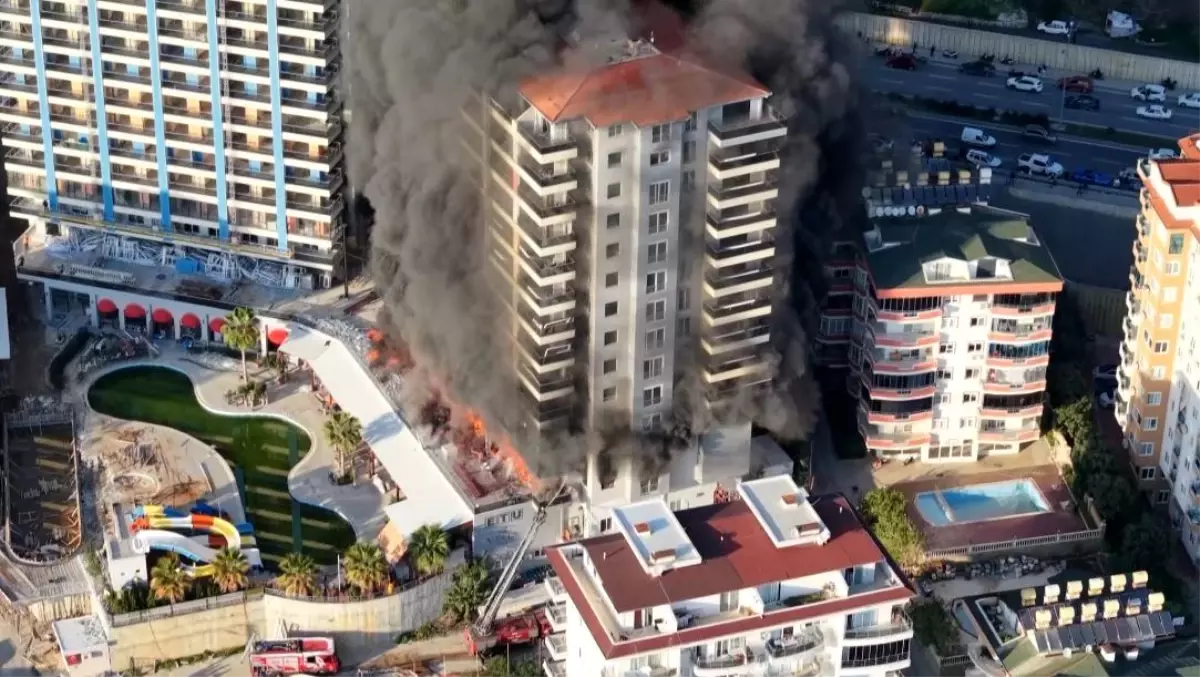 Alanya'da bir otel inşaatında meydana gelen yangında 3 işçi yaralandı