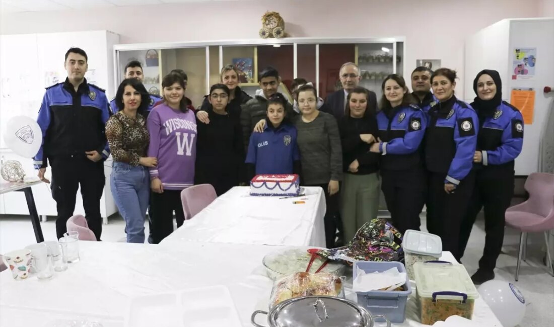 Amasya'da, zihinsel engelli bir öğrenciye polisler tarafından yapılan doğum günü