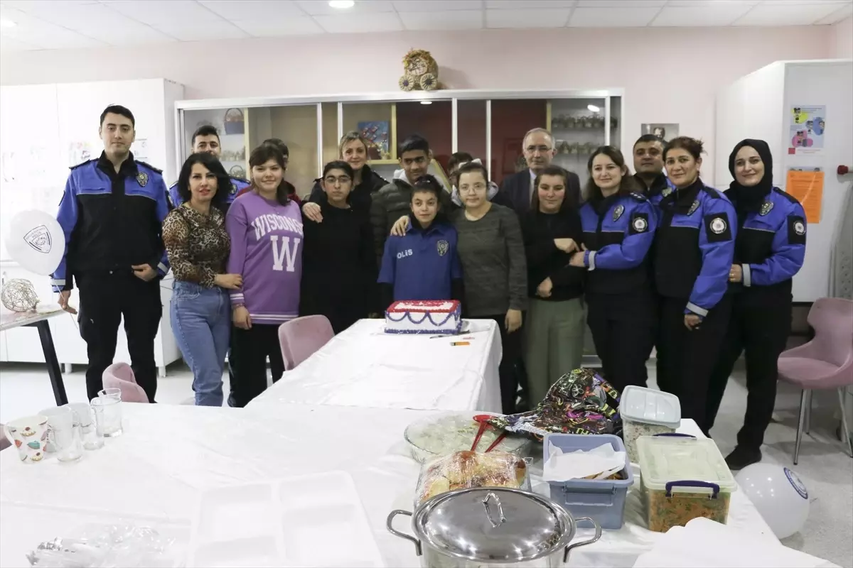 Amasya'da, zihinsel engelli bir öğrenciye polisler tarafından yapılan doğum günü