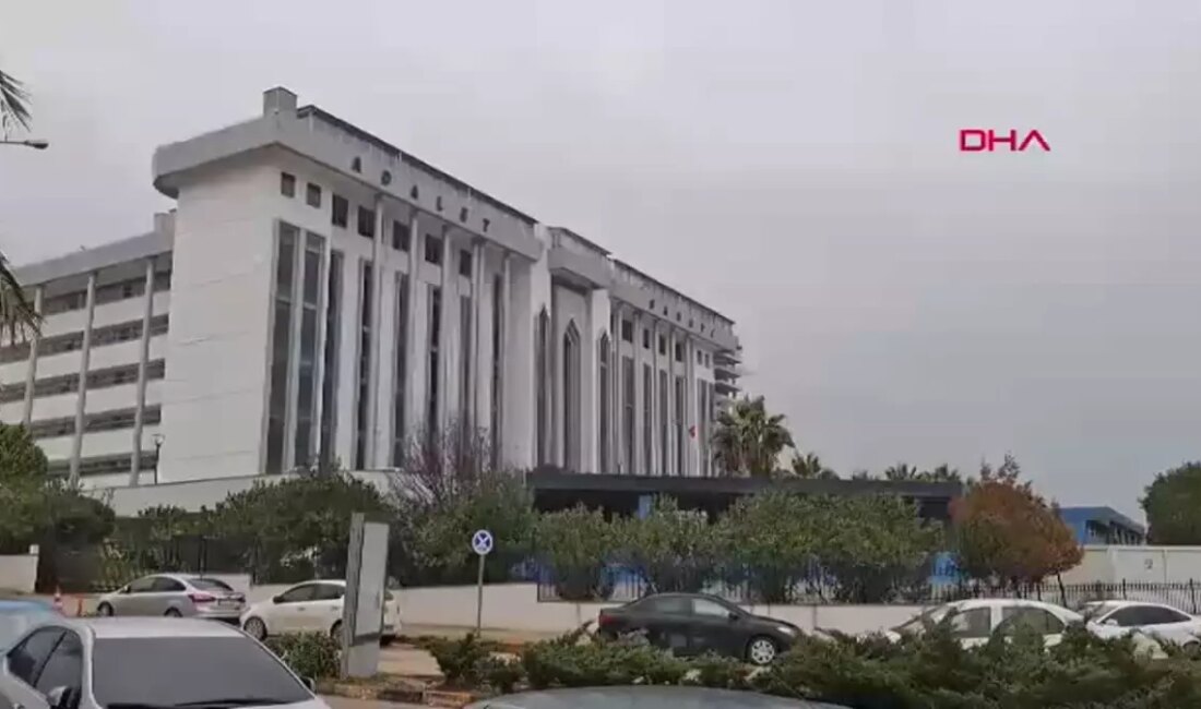 Antakya'da yaşanan depremin ardından hayatını kaybedenler için adalet arayışı devam