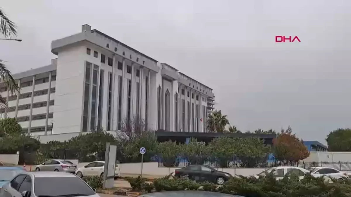 Antakya'da yaşanan depremin ardından hayatını kaybedenler için adalet arayışı devam