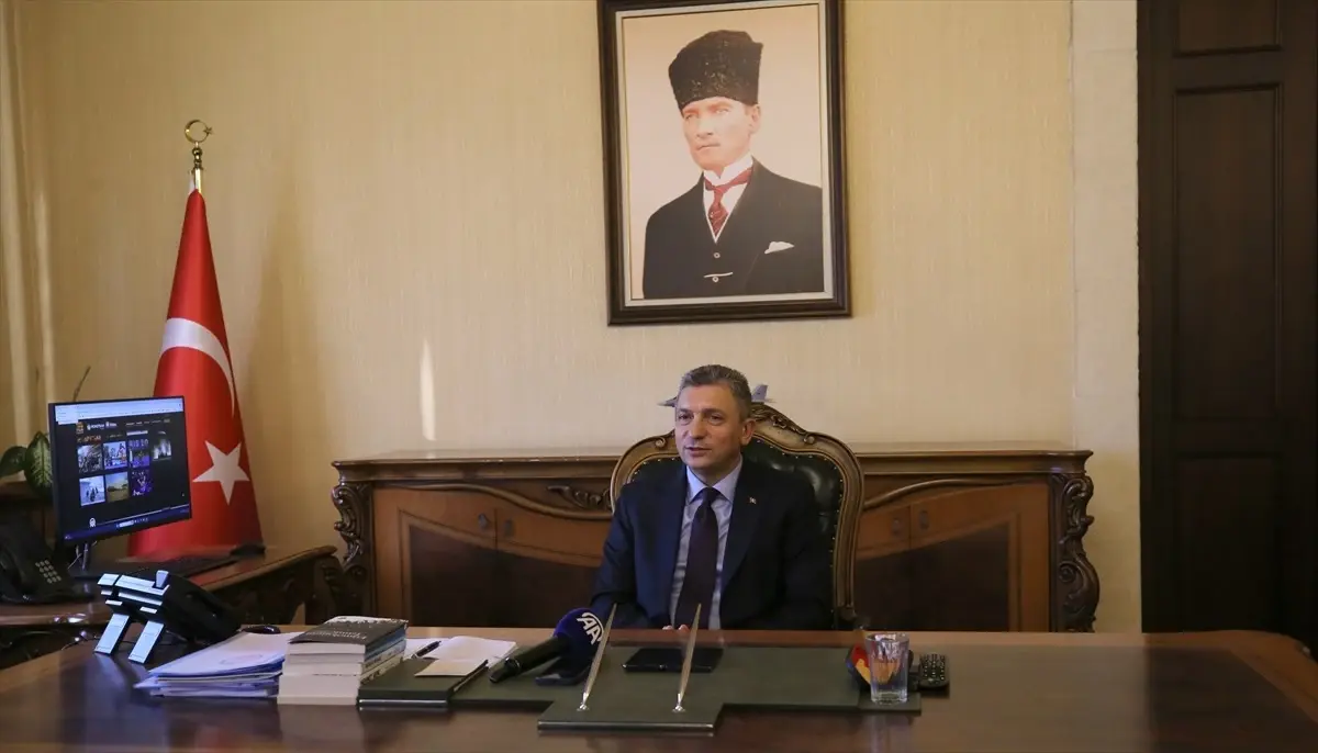 Antalya Valisi Hulusi Şahin, bu yıl düzenlenen 'Yılın Kareleri' oylamasına