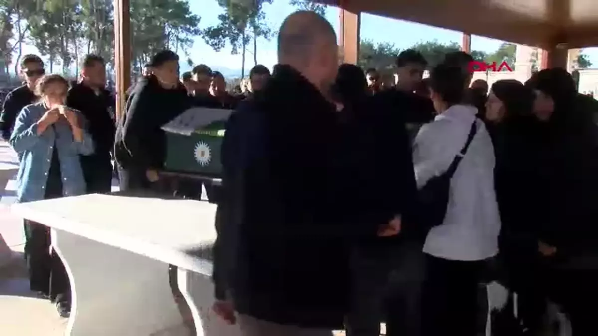 Antalya'da, eski eşi tarafından yakılan Pınar Zorlu, son yolculuğuna uğurlandı.
