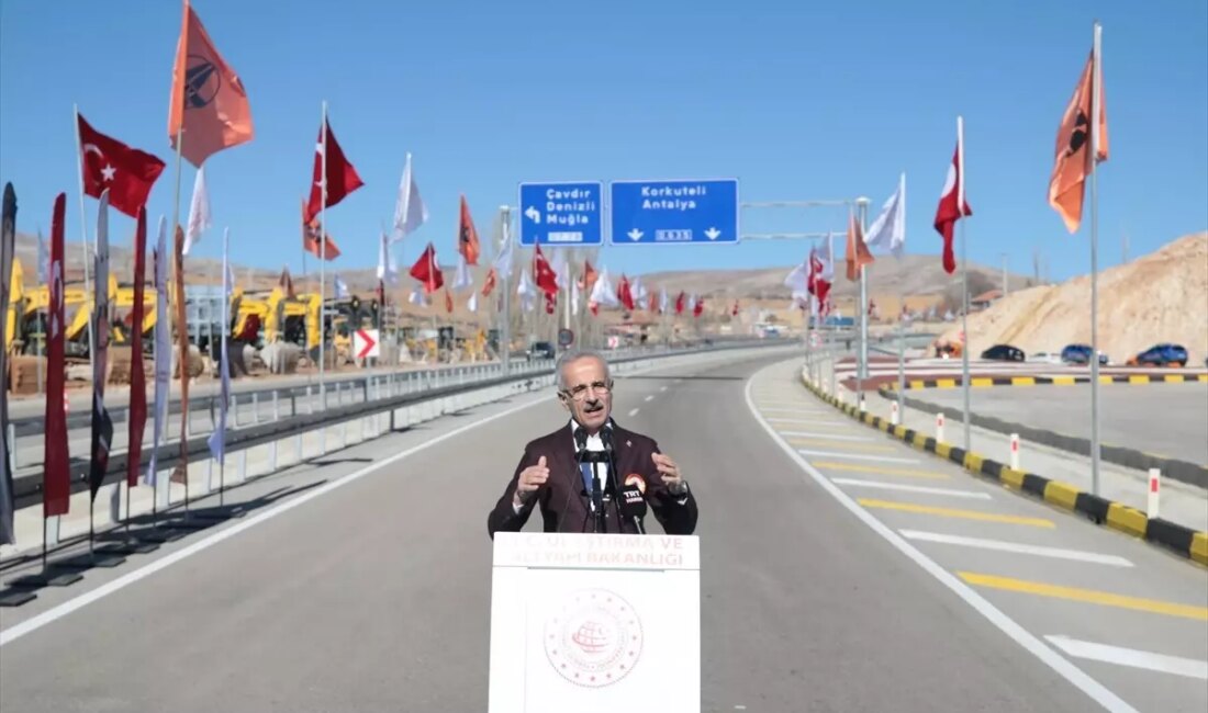 Antalya'da Korkuteli-Elmalı yolunun açılışı, bölgedeki ulaşımı kolaylaştıracak önemli bir adım.