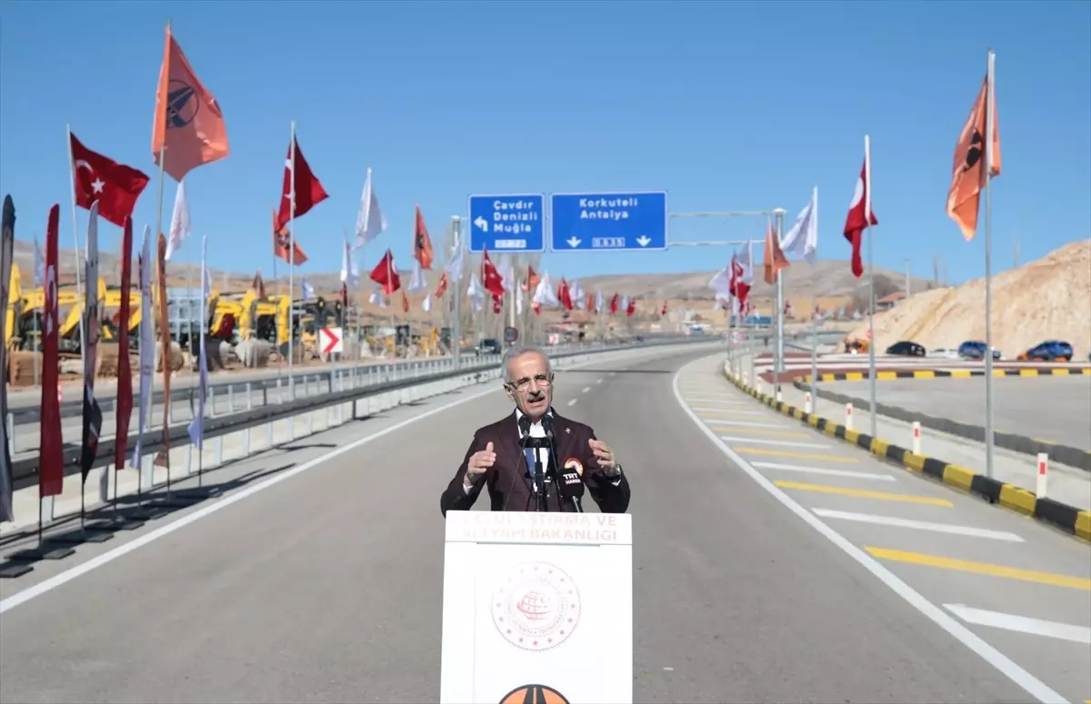 Antalya'da Korkuteli-Elmalı yolunun açılışı, bölgedeki ulaşımı kolaylaştıracak önemli bir adım.