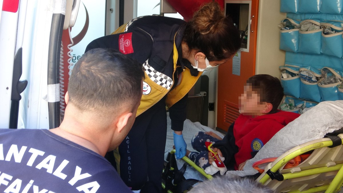 Antalya'da Yangında Üç Çocuk Kurtarıldı