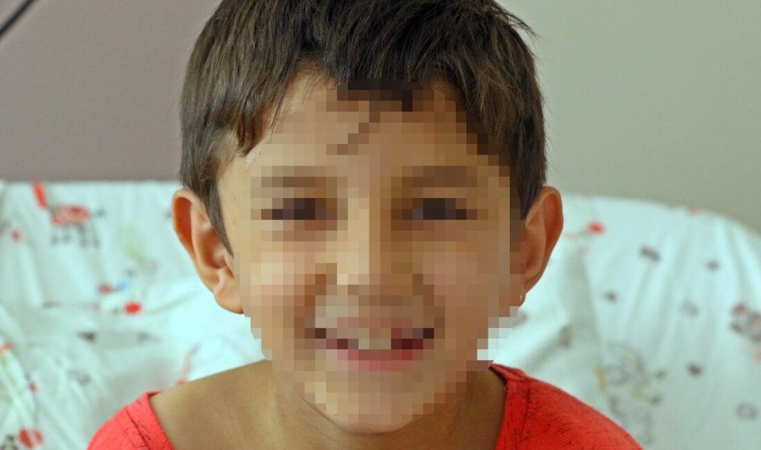 Antalya'da çıkan yangında cesur itfaiye ekipleri, alevler arasında kalan üç