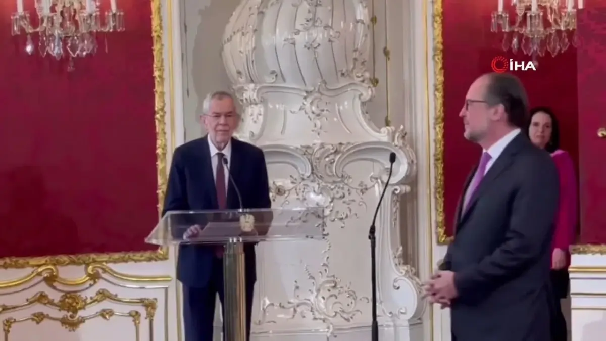 Avusturya Dışişleri Bakanı Alexander Schallenberg, ülkenin yeni geçici başbakanı olarak