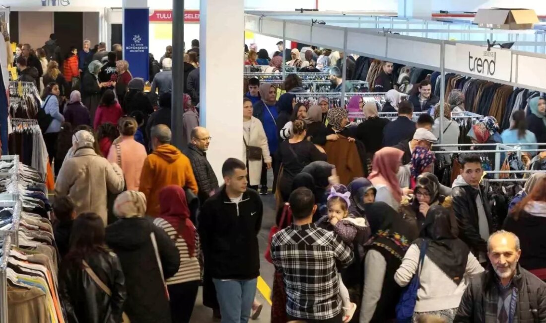 Aydın'da düzenlenen Moda Fuarı, renkli etkinlikler ve şık tasarımlarla coşkuyla