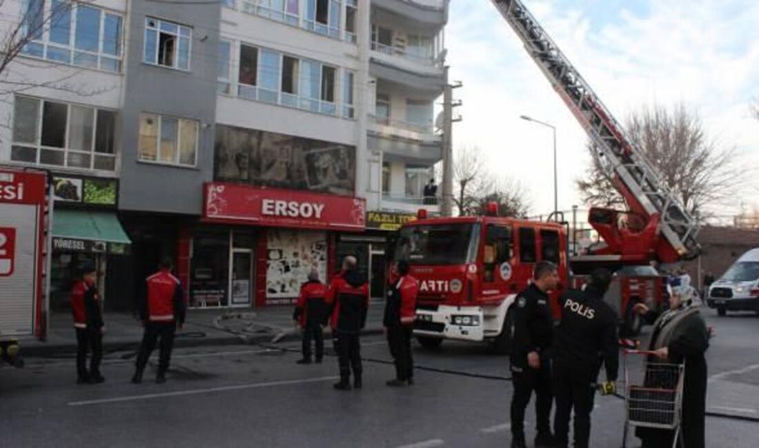 Aydınlıkevler Mahallesi'nde meydana gelen yangın paniği, mahalle sakinlerini tedirgin etti.