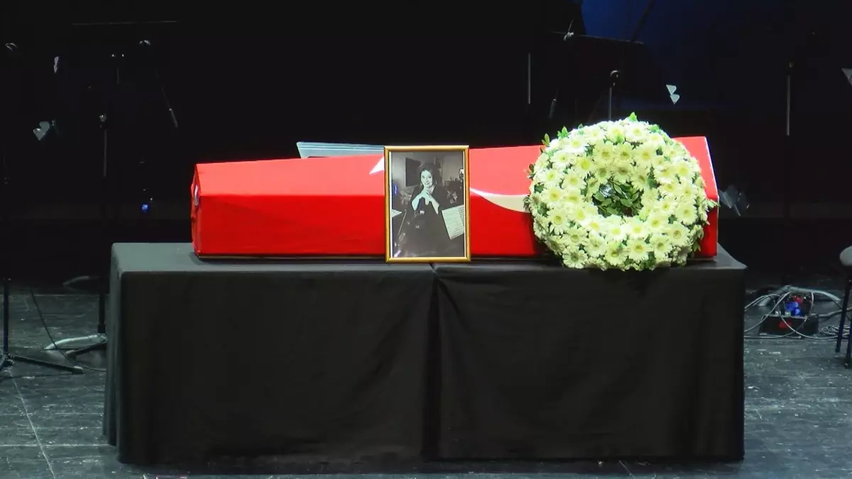 Ayla Erduran için düzenlenen anma töreninde, sanatçının hayatı ve eserleri