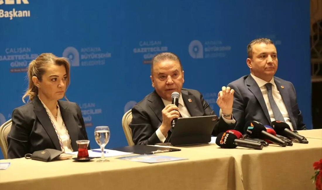 Başkan Böcek, gazetecilere verdiği destekle dikkat çekti. Meslek yasası hakkında