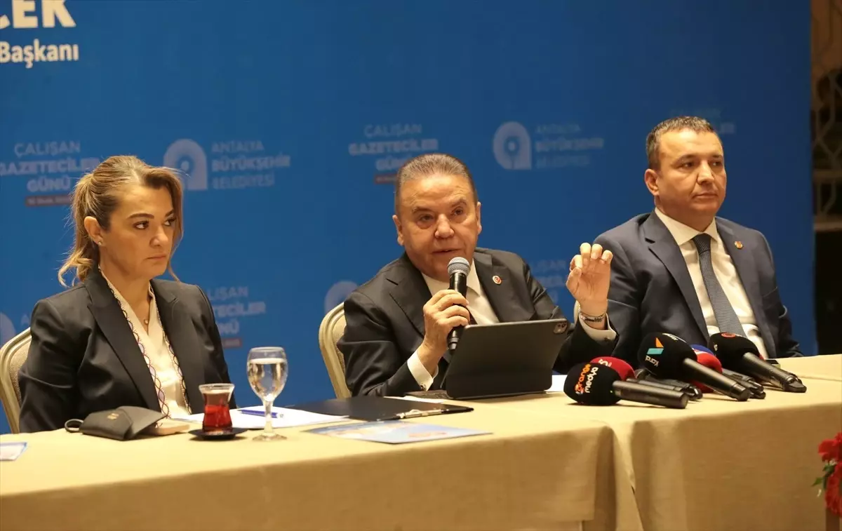 Başkan Böcek, gazetecilere verdiği destekle dikkat çekti. Meslek yasası hakkında