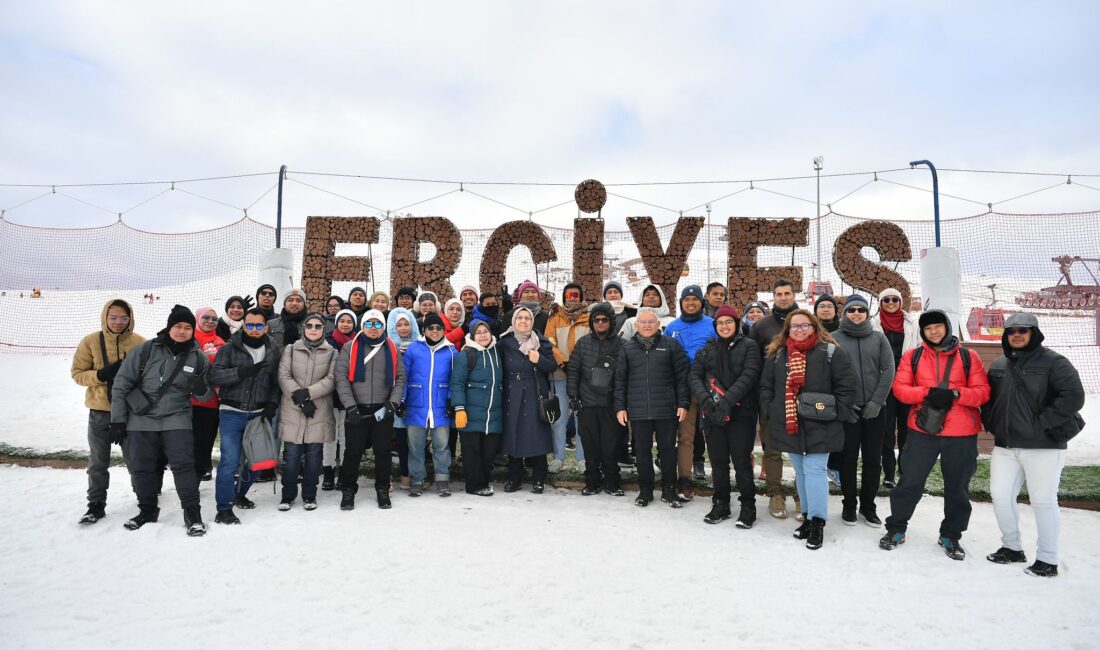 Kayseri Büyükşehir Belediye Başkanı Dr. Memduh Büyükkılıç, Erciyes'in zirvede yerli