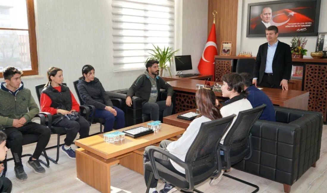 Başkan Tutdere, depremzede sporcuları ağırlayarak onlara destek verdi. Bu özel
