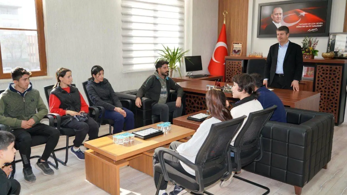 Başkan Tutdere, depremzede sporcuları ağırlayarak onlara destek verdi. Bu özel