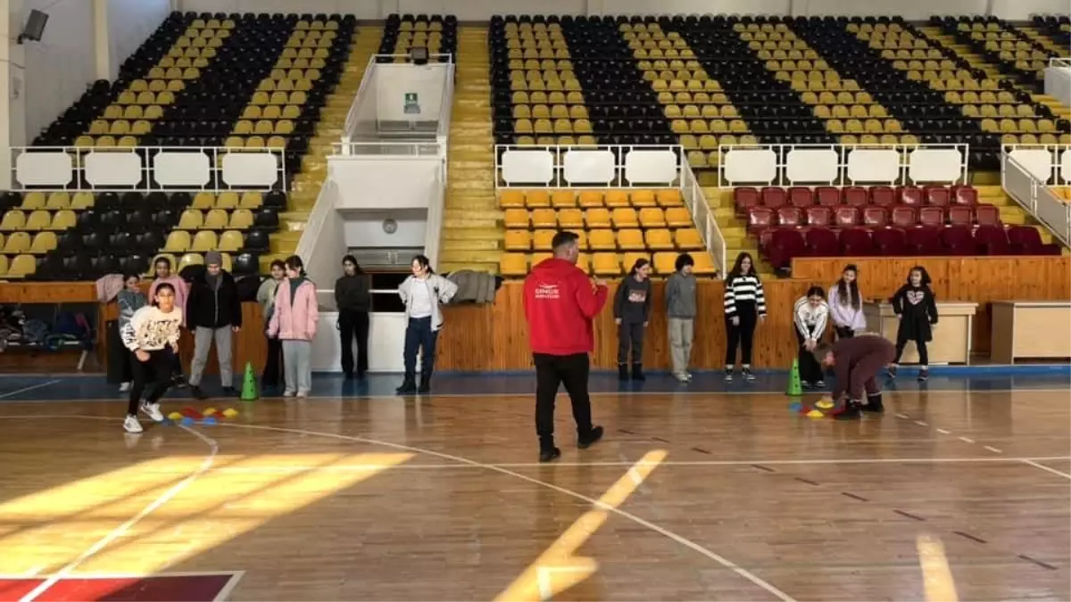 Bayburt Gençlik Merkezi'nde kış kulübü faaliyetleri başladı! Gençler, eğlenceli etkinlikler