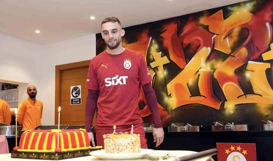 Berkan Kutlu'nun 27. doğum günü kutlamasında dostlarıyla bir araya geldiği