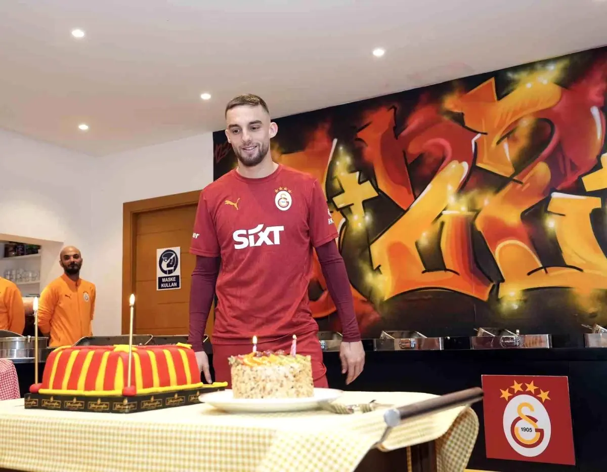Berkan Kutlu'nun 27. doğum günü kutlamasında dostlarıyla bir araya geldiği