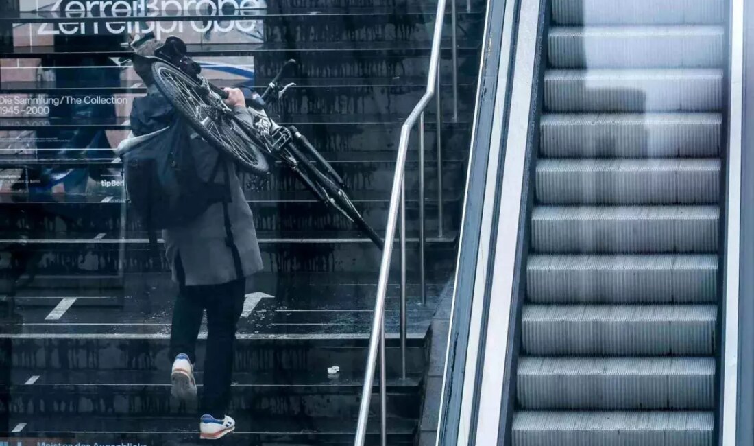 Berlin'de toplu taşıma çalışanları, iş koşullarını iyileştirmek ve daha iyi