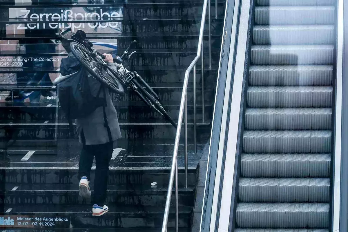 Berlin'de toplu taşıma çalışanları, iş koşullarını iyileştirmek ve daha iyi