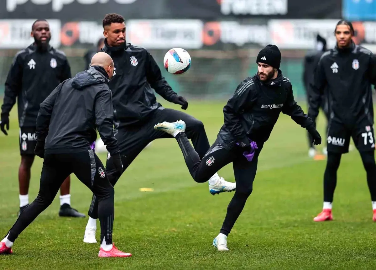 Beşiktaş, Antalyaspor maçı için hazırlıklarını tamamladı. Taraftarlarıyla buluşmaya hazır olan