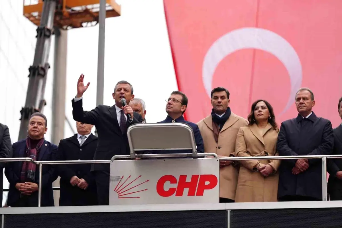 Beşiktaş'ta düzenlenen destek mitinginde Özgür Özel ve Ekrem İmamoğlu, Rıza