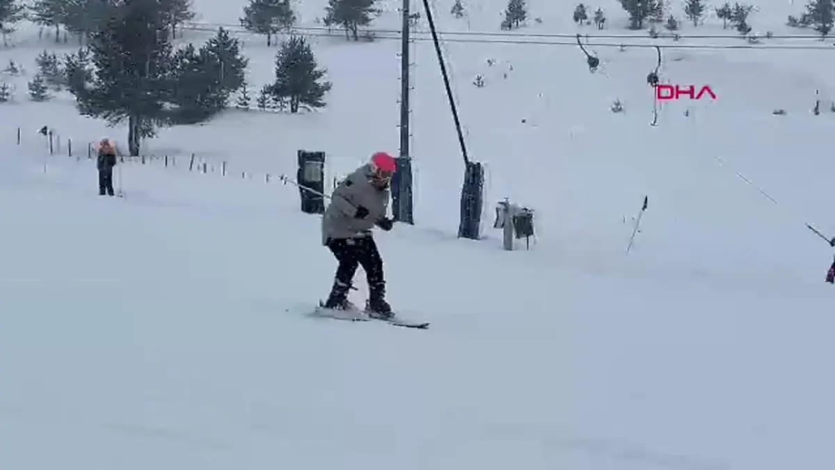 Bolu Kartalkaya'da yangın sonrası kayak sezonu yeniden açıldı. Kayak tutkunları,
