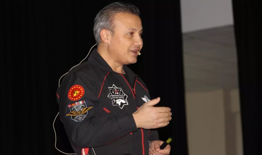 Bolu'da düzenlenen etkinlikte, astronot Alper Gezeravcı öğrencilerle bir araya geldi.