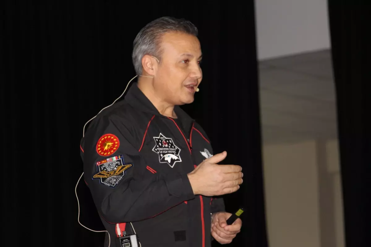 Bolu'da düzenlenen etkinlikte, astronot Alper Gezeravcı öğrencilerle bir araya geldi.