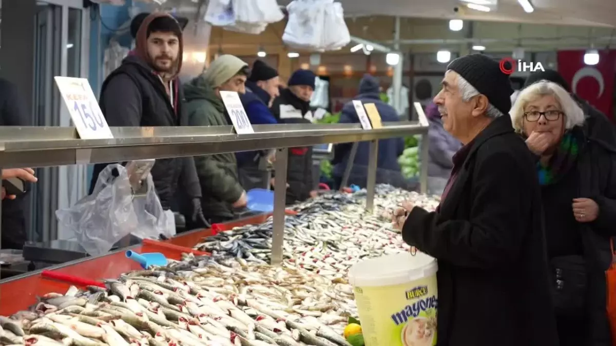 Bolu'da hamsi yokluğu, balık fiyatlarını etkiliyor. Bu durum, hem balıkçılar