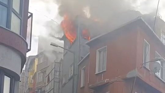 Bülbül Mahallesi'nde bir elektrikli sobadan çıkan yangın paniğe neden oldu.
