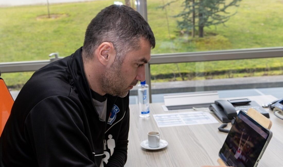 Burak Yılmaz, Anadolu Ajansı'nın düzenlediği Yılın Kareleri oylamasına katıldı. Bu