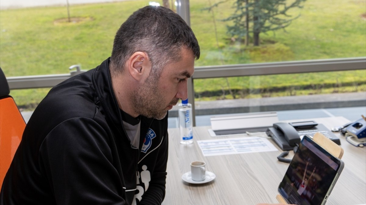 Burak Yılmaz, Anadolu Ajansı'nın düzenlediği Yılın Kareleri oylamasına katıldı. Bu
