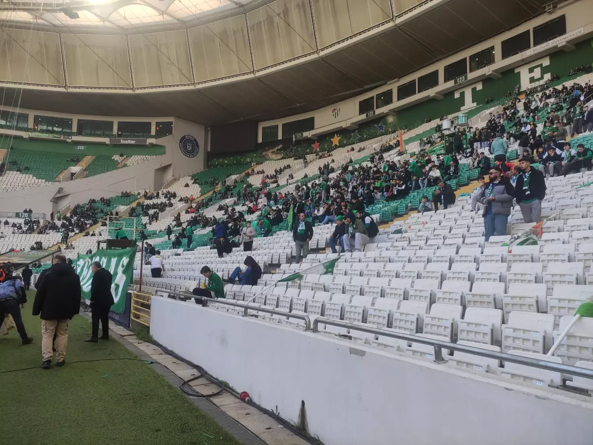 Bursaspor'un Matlı Stadyumu'nda tel örgülerin kaldırılması, taraftarların maça daha yakın