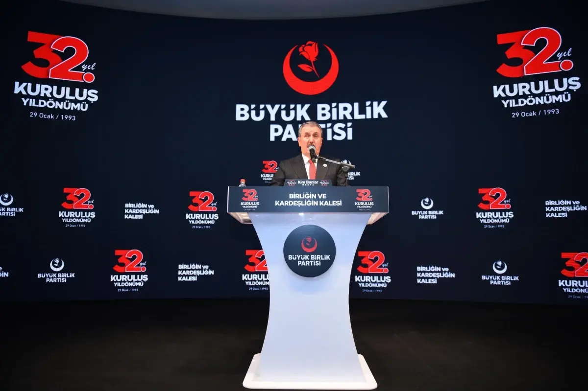 Büyük Birlik Partisi'nin 32. kuruluş yıl dönümü, kutlama etkinlikleriyle coşkuyla