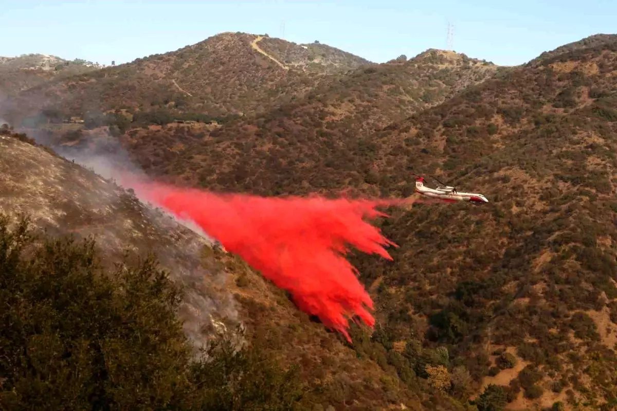 California'daki orman yangınları ve bu felaketle mücadele eden yangın söndürme
