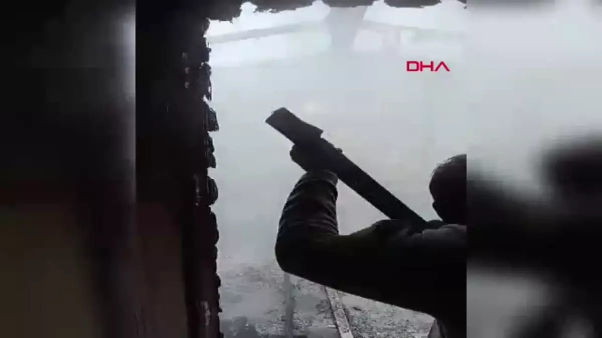 Çanakkale'de meydana gelen yangında gaz tüpü patladı ve bir ev