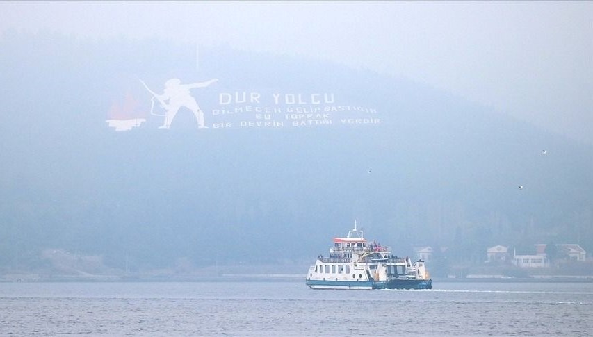 Çanakkale Boğazı'nda etkili olan yoğun sis nedeniyle gemi trafiği askıya
