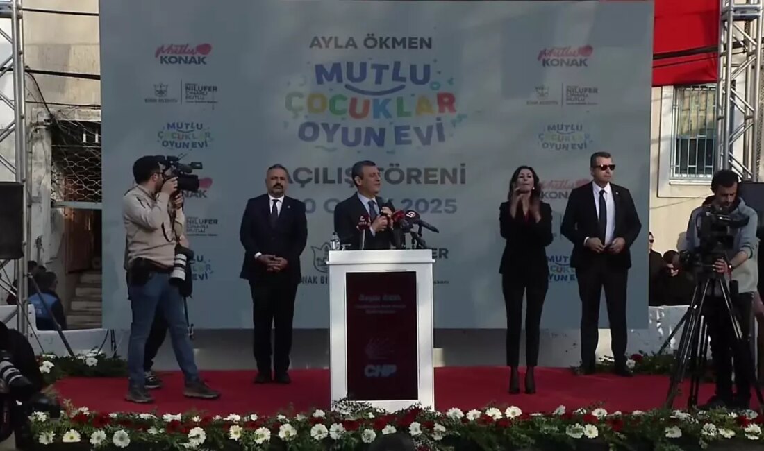 CHP Genel Başkanı Özgür Özel, İzmir'de açılışını yaptığı kreş ile