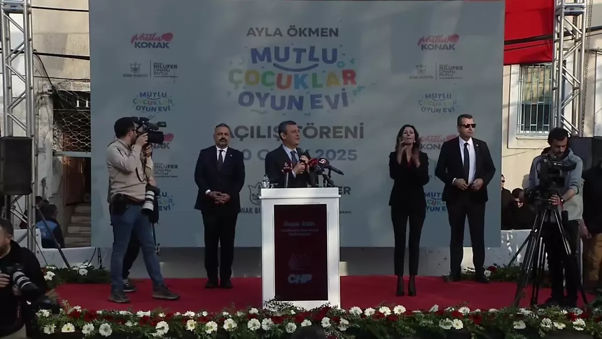 CHP Genel Başkanı Özgür Özel, İzmir'de açılışını yaptığı kreş ile